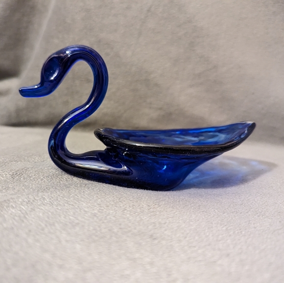 Blue swirl Art Glass Swan trinket dish/bowl measures 3" x 6.5" - Picture 3 of 7